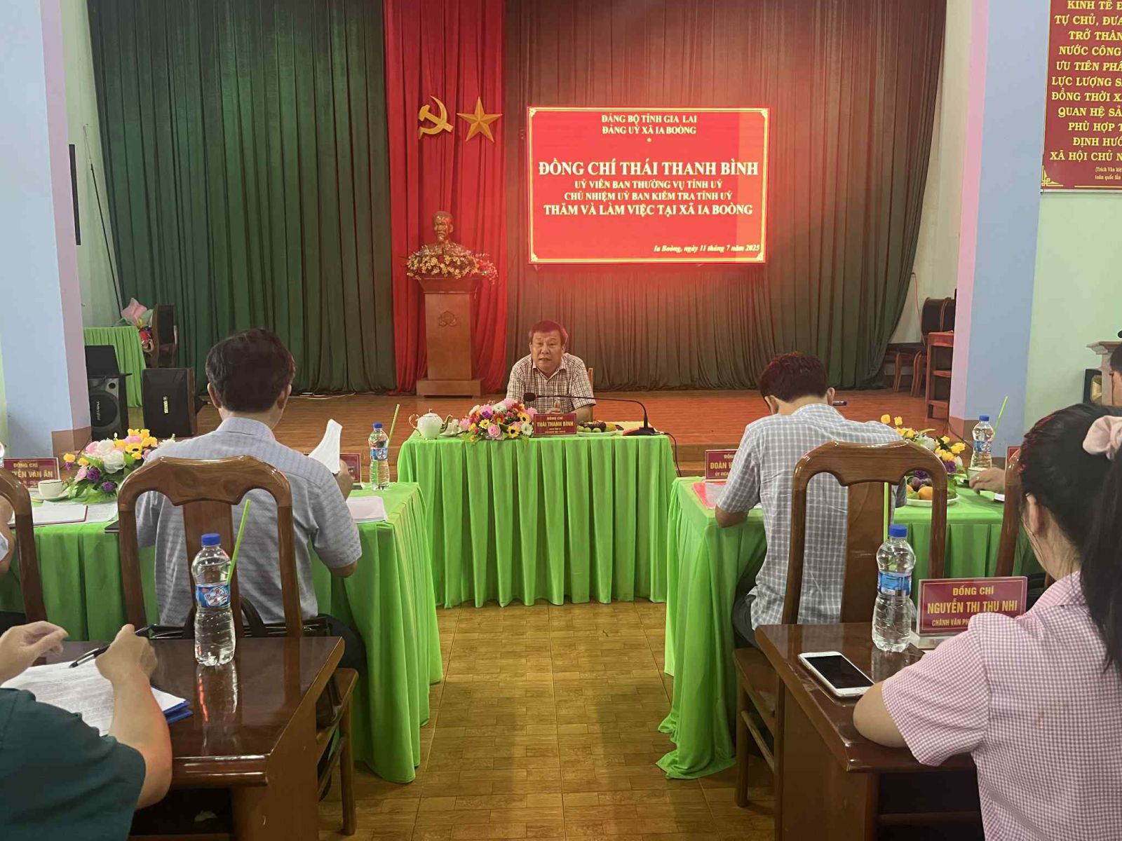 Đồng chí Thái Thanh Binh phát biểu tại buổi làm việc với Ban thường vụ xã Ia Boòng